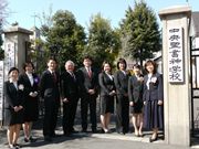 正門前にて